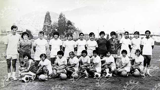 México, 25 de agosto 1971 - Selección mexicana con Palacio de los Deportes detrás